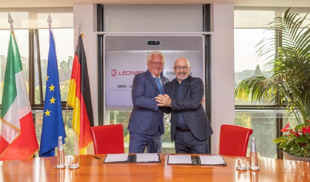 CEO Rheinmetall, Armin Papperger (kiri), dan CEO Leonardo, Roberto Cingolani (kanan). (Foto: Leonardo)