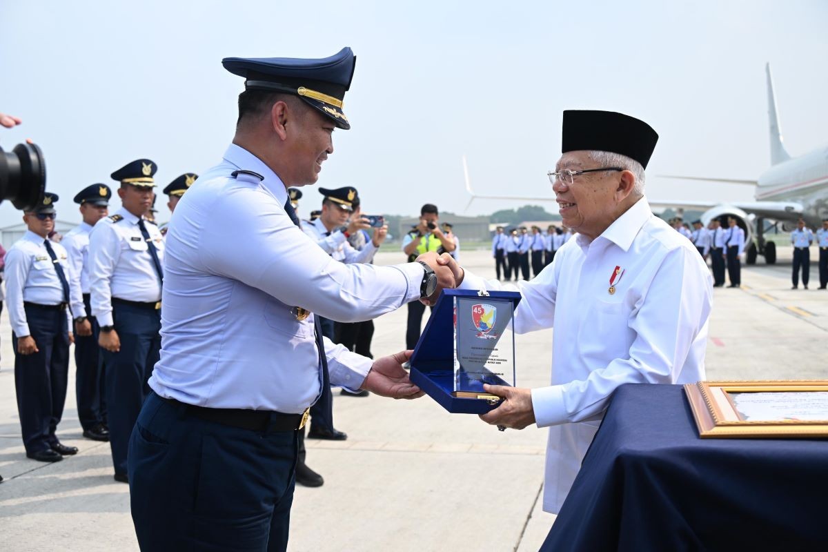 Wapres Terima Penghormatan Water Salute TNI AU jelang Purna Tugas. (Foto: Dok. TNI AU)
