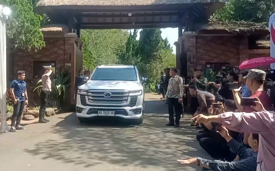 Wakil Presiden terpilih, Gibran Rakabuming Raka meninggalkan kediaman Presiden terpilih, Prabowo Subianto di Hambalang, Kabupaten Bogor.