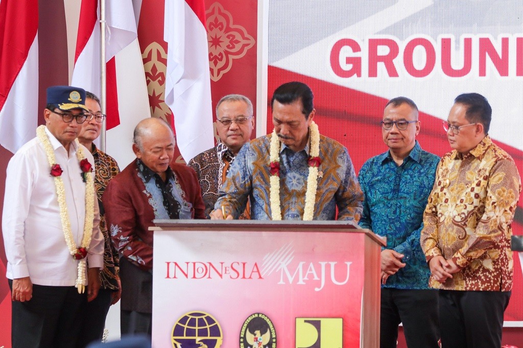 Menko Marves Luhut Panjaitan meresmikan Bandara Dhoho Kediri di Jawa Timur, Jumat (18/10/2024). (Foto: Iqbal DN)