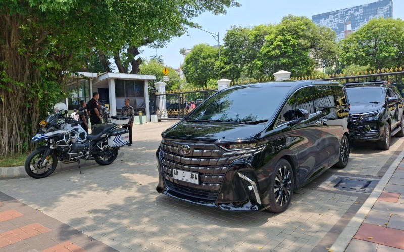 Mobil Toyota Alphard bernomor polisi AD 1 JKW berwarna hitam untuk Presiden Joko Widodo