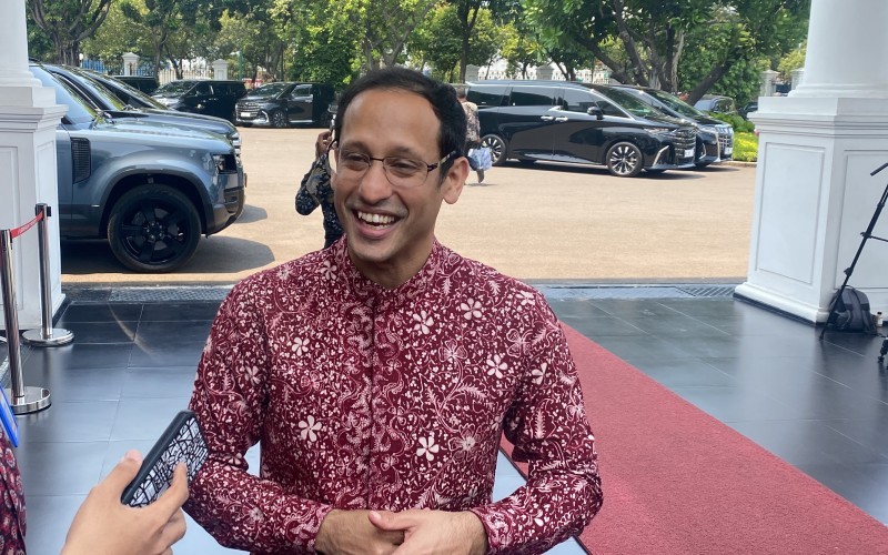 Mendikbudristek Nadiem Makariem pamit ke Presiden Jokowi di acara perpisahan dan makan siang di Istana Negara. (Riyan Rizki Roshali/MPI)