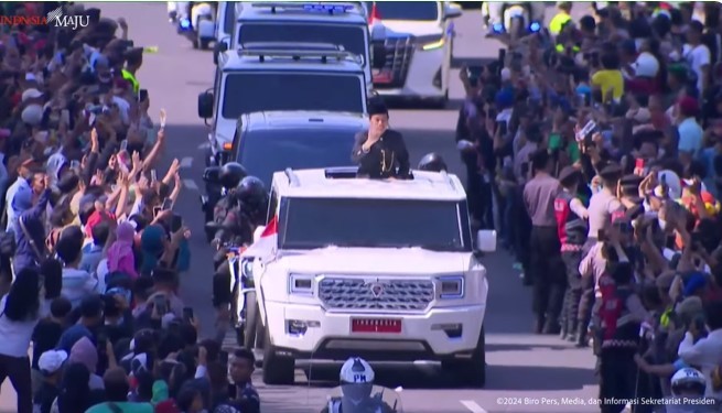 Prabowo Antar Jokowi ke Bandara Halim dengan Mobil Maung Pindad. (Foto: Youtube Sekretariat Presiden)