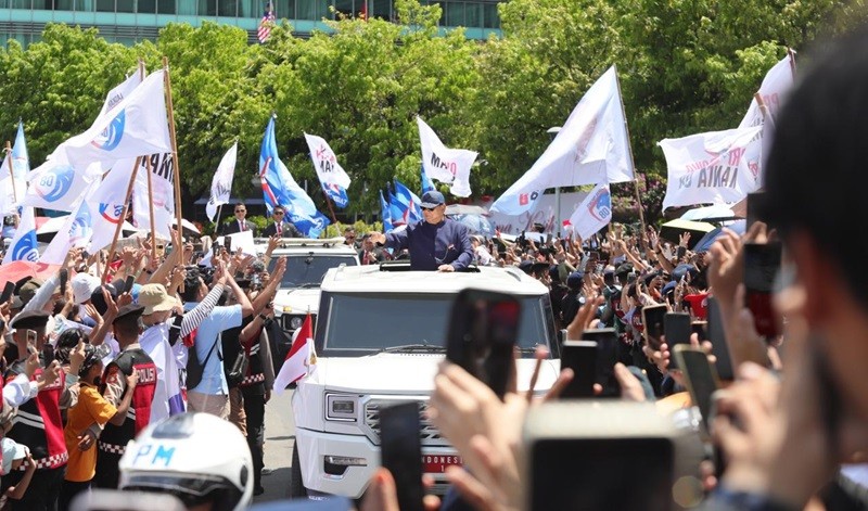Naik Maung Garuda, Prabowo-Gibran Disambut Meriah Warga di Bundaran HI (foto cikal bintang)