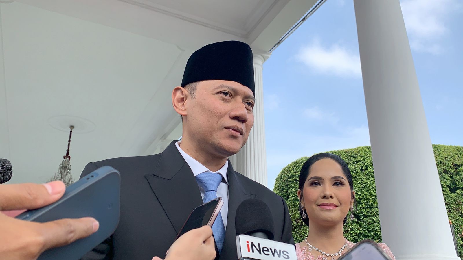 Hadiri Pelantikan, Menteri Kabinet Merah Putih Kompak Kenakan Dasi Biru Muda. (Foto Binti M/MPI)