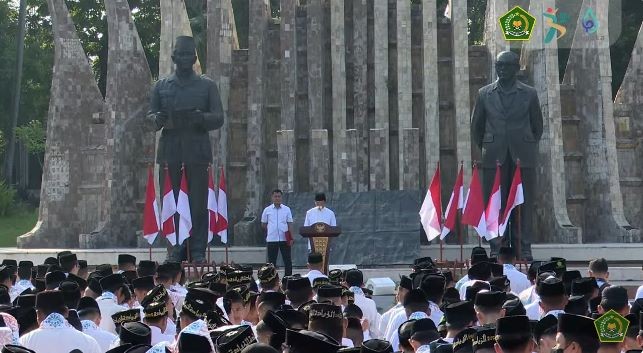 Hari Pertama Kerja, Menag Langsung Pimpin Apel Hari Santri 2024. (Foto: Dok. Kementerian Agama)