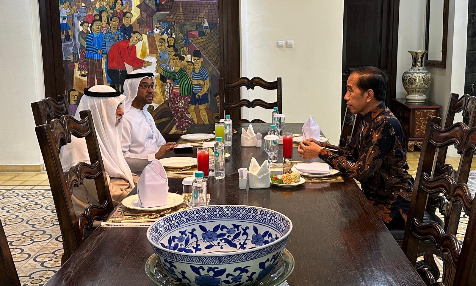 Presiden ketujuh RI Jokowi makan siang bersama Menteri Toleransi dan Koeksistensi UEA, Syekh Nahyan bin Mubarak Al Nahyan, di Solo, Rabu (23/10/2024). (Foto: X)