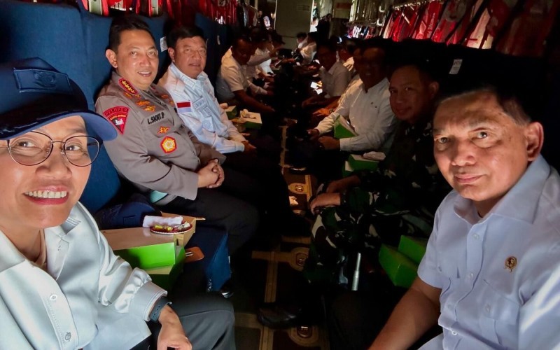 Menkeu Sri Mulyani Indrawati pamer naik pesawat Hercules bersama menteri lainnya. (Instagram Sri Mulyani/MPI)