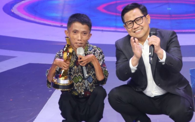 Seorang guru disabilitas bernama Samudi Azhari mendapat penghargaan dari Menko Menko Bidang Pemberdayaan Masyarakat.