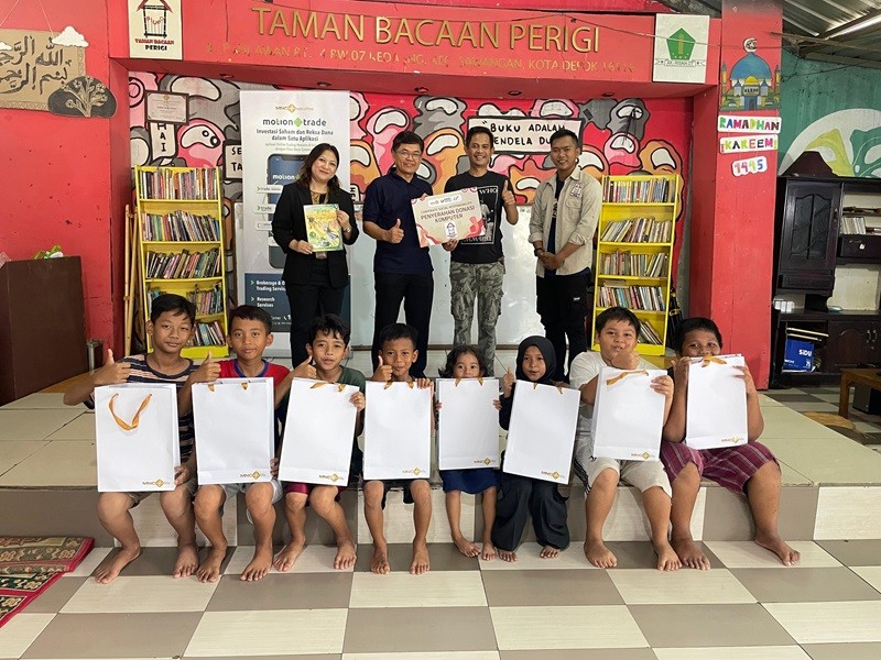 MNC Sekuritas-LiF Manajemen Donasi Komputer dan Buku ke Taman Bacaan Perigi (foto mnc media)