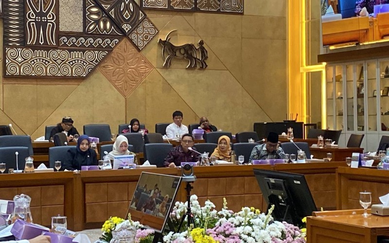 Menaker Yassierli diminta untuk turun tangan dalam mengatasi fenomena batas usia maksimum pelamar kerja.