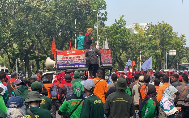 Ratusan buruh yang tergabung dalam KSPI menuntut kenaikan UMP Jakarta sebesar 10 persen pada 2025. (Foto: MNC Media)