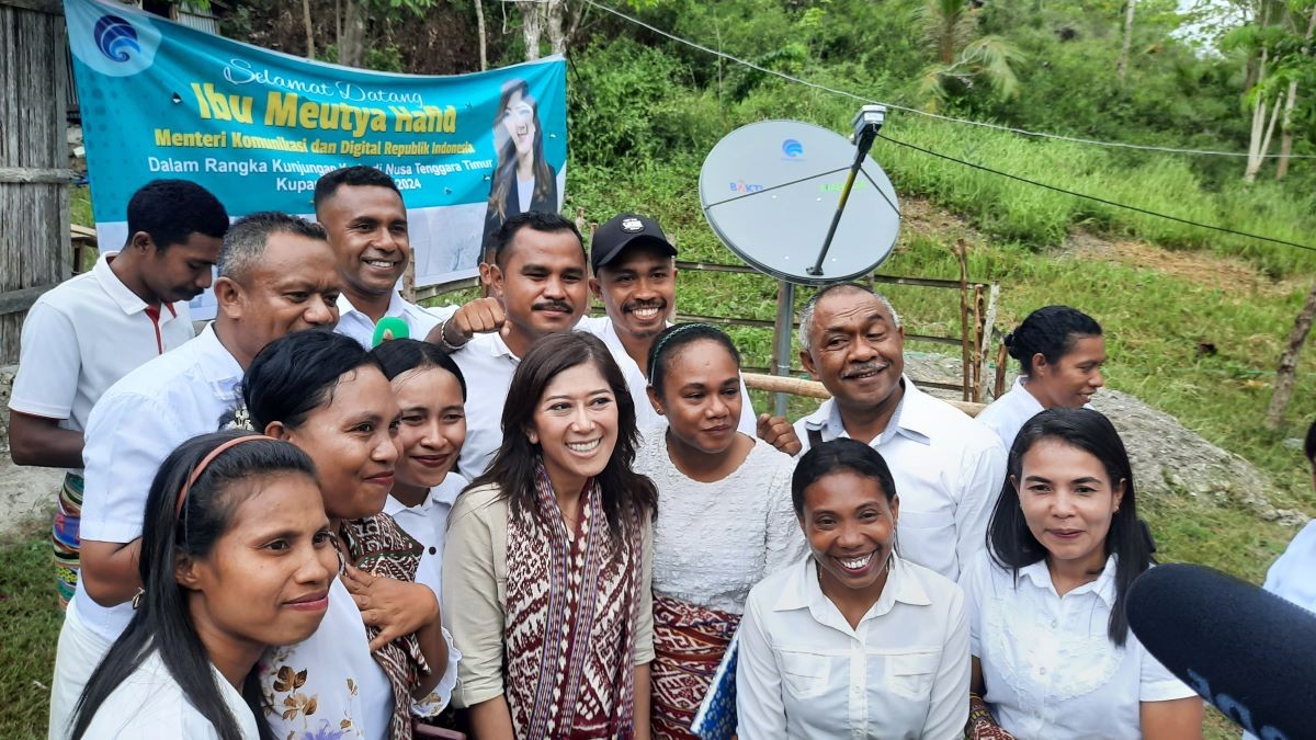 Perdana Kunjungan Kerja, Menkomdigi Tinjau Akses Internet Sekolah di Kupang. (Foto: Ravie/MNC Media)