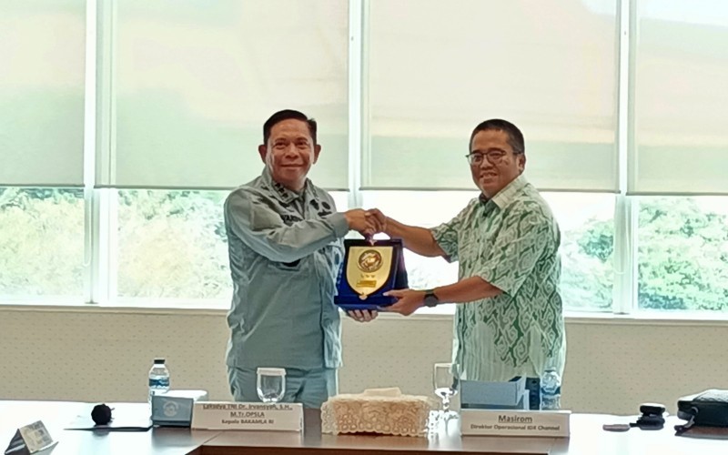 Kepala Bakamla Laksdya TNI Irvansyah dan Direktur Operasional IDX Channel, Masirom (Felldy Utama/MPI)