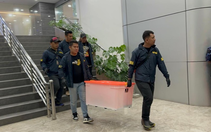 Polisi Sita Laptop Milik Tersangka Usai Geledah Kantor Kementerian Komdigi