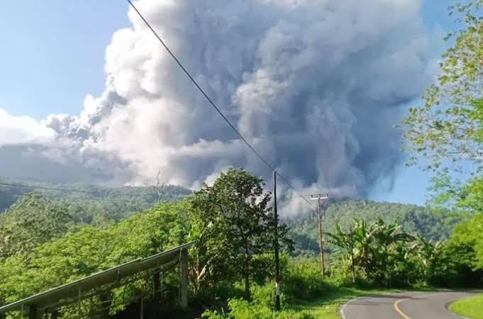 Gunung Lewotobi di Flores Timur Meletus, Sejumlah Bangunan dan Rumah Warga Terbakar (FOTO:MNC Media)