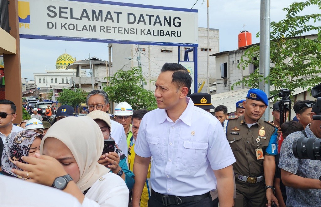Menko Infrastruktur dan Pembangunan Wilayah, Agus Harimurti Yudhoyono, saat meninjau tanggul pantai utara Jakarta, Senin (4/11/2024). (Foto: Iqbal DN)