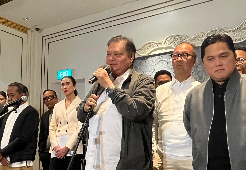 Menko Perekonomian Airlangga Hartarto (tengah) berbicara kepada awak media saat konferensi pers di Jakarta, Minggu (3/11/2024). (Foto: IDXChannel/Atikah)