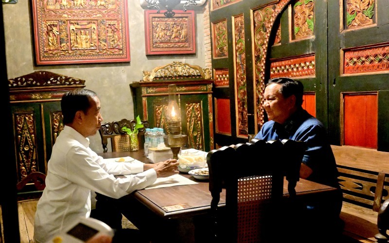 Presiden Prabowo Subianto menemui Presiden ke-7 RI, Joko Widodo (Jokowi) di Solo, Jawa Tengah, Minggu (3/11/2024).