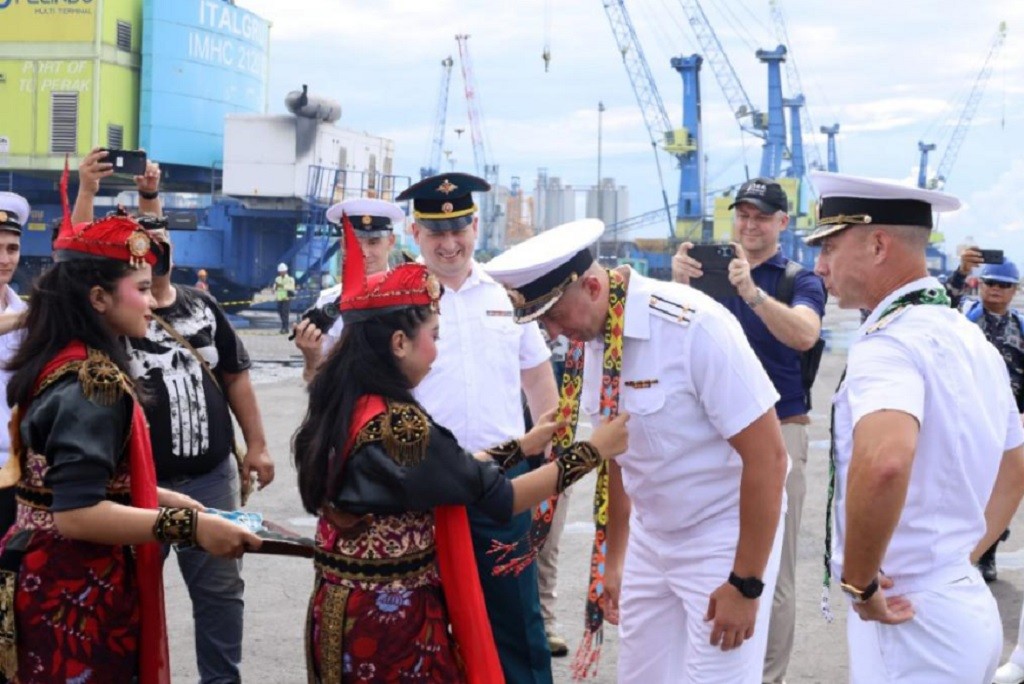 Para penari tradisional menyambut kedatangan prajurit Angkatan Laut Rusia di Pelabuhan Tanjung Perak, Surabaya, Minggu (3/11/2024). (Foto: Dok. TNI AL)