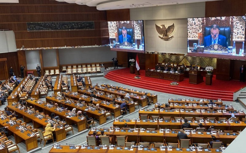 DPR resmi menyepakati usulan naturalisasi tiga pesepak bola keturunan Indonesia. Ketiganya adalah Kevin Diks, Estella Loupattij dan Noa Leatomu.