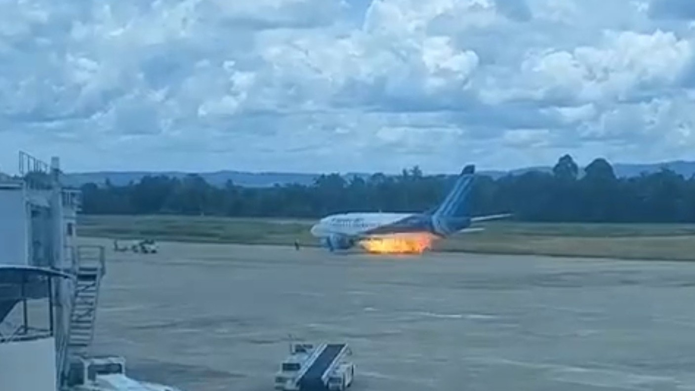 Tak Ada Korban Jiwa dalam Insiden Terbakarnya Pesawat Trigana Air di Sentani. (Foto Istimewa)