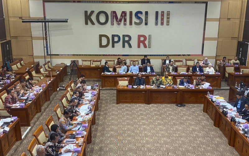 PPATK saat rapat kerja (raker) perdana bersama Komisi III DPR RI di Gedung Nusantara II, Kompleks Parlemen, Senayan, Jakarta Pusat, Rabu (6/11/2024).
