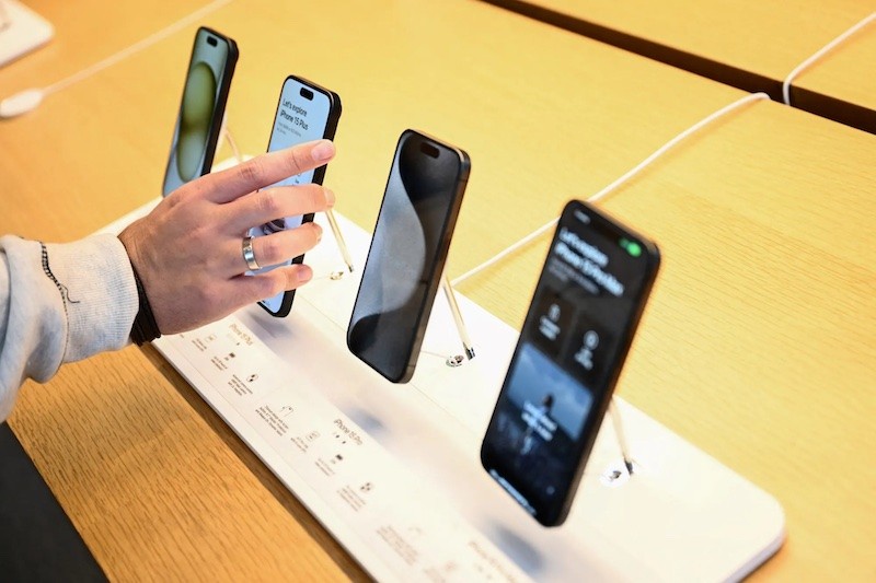 Apple menangguhkan perangkat kecerdasaan buatan (AI) yang merangkum berita-berita di iPhone. (foto: MNC media)