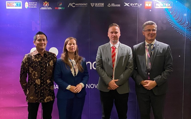 Sistem pembayaran tol tanpa sentuh dan tanpa berhenti hingga kini belum berlaku penuh. (Foto: MNC Media)