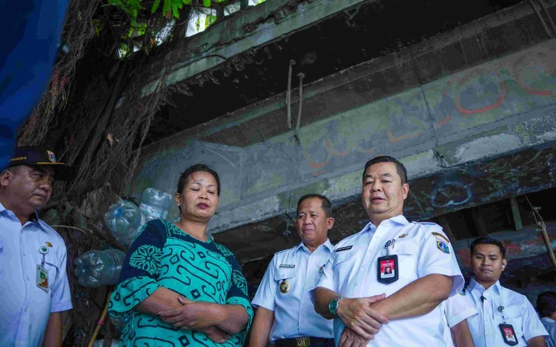 Pj Gubernur Jakarta dan jajaran saat meninjau warga yang tinggal di kolong jembatan (Pemprov Jakarta)