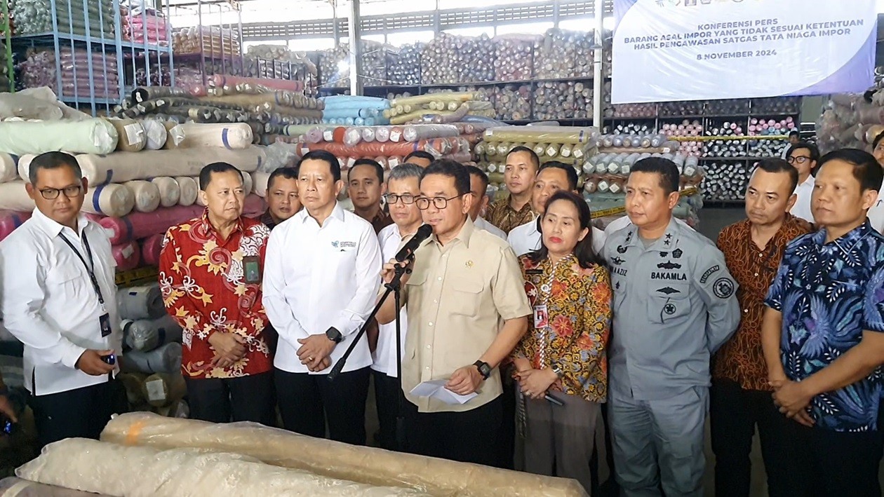Mendag Amankan 90 Ribu Rol Kain Tekstil Ilegal Asal China, Nilainya Rp90 Miliar. (Foto M Farhan/MPI)