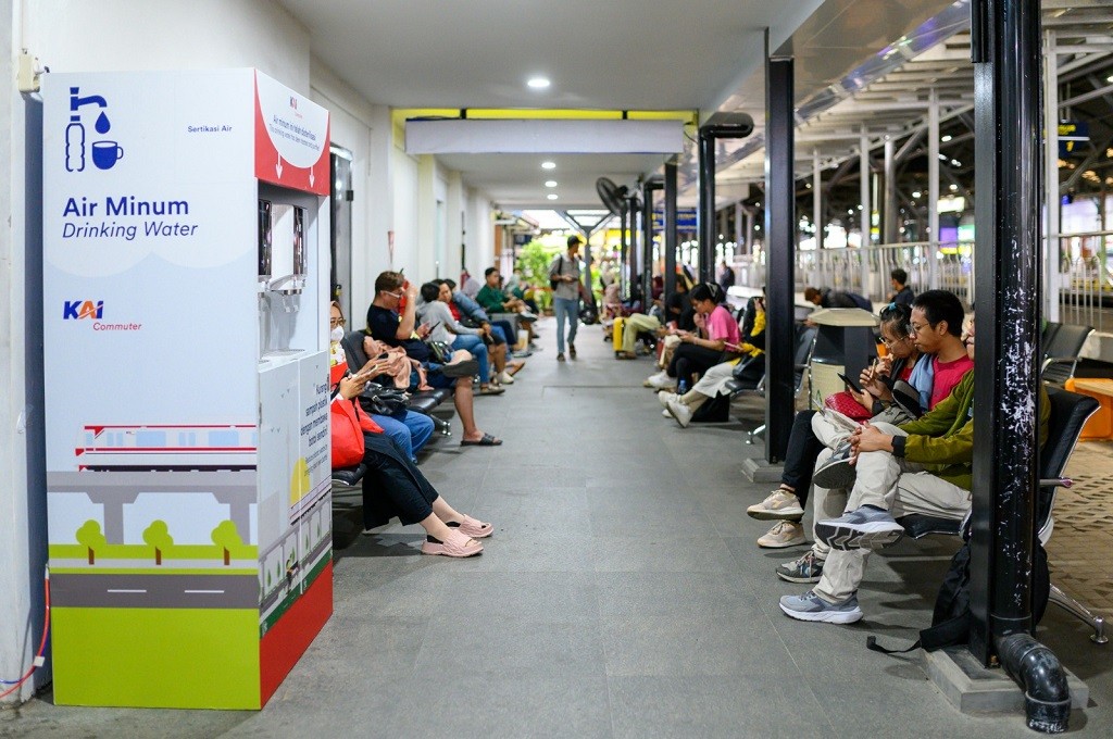 Calon penumpang Commuter Line Yogyakarta-Palur saat menunggu di stasiun. (Foto: Ist.)