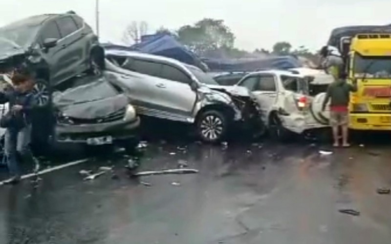 Kecelakaan beruntun di Tol Purbaleunyi atau Cipularang, Purwakarta, menyebabkan jatuhnya korban, Senin (11/11/2024). (Foto: Ist.)