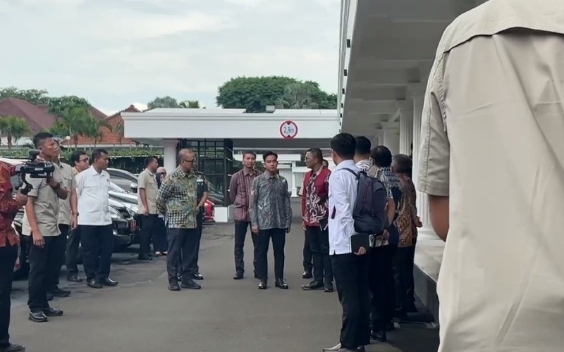Wapres Gibran Rakabuming Raka mengecek langsung Pos Pengaduan Lapor Mas Wapres di Istana Wapres. (Binti Mufarida/MPI)