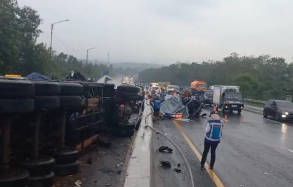 Kecelakaan beruntun di Tol Cipularang ruas Km 92 arah Jakarta pada Senin (11/11/2024) memakan korban jiwa. (Foto: Ist.)