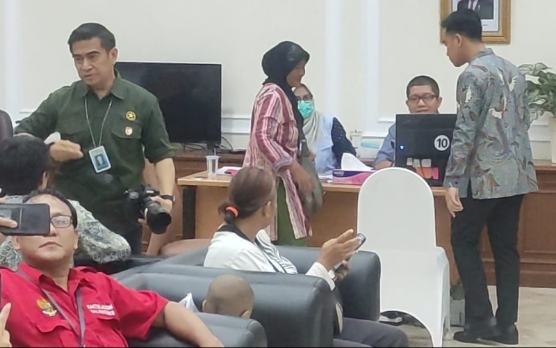 Wapres Gibran Rakabuming Raka menyerahkan bantuan penyelesaian kepada 20 warga yang telah melapor ke Posko Lapor Mas Wapres.