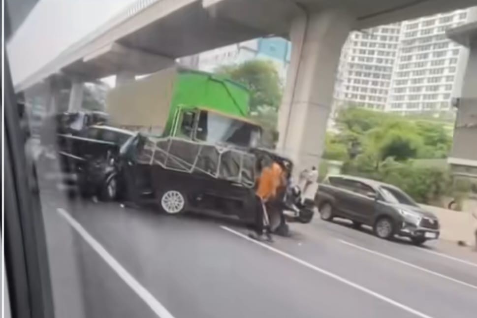 Kecelakaan beruntun di Jalan Tol Jakarta-Cikampek Km 14 pada Kamis (14/11/2024). (Foto: tangkapan layar IG/@jabodetabek24info)