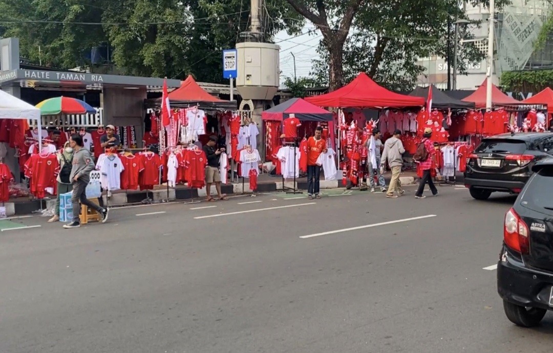 Laga Timnas vs Jepang, Pedagang Aksesoris Raup Cuan Berlipat Ganda (FOTO:MNC Media)