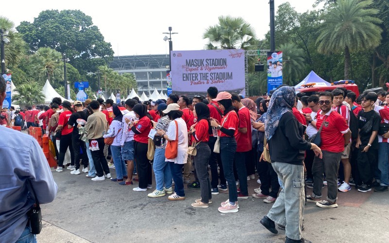 Antrean masuk Stadion Utama Gelora Bung Karno mulai mengular jelang pertandingan Timnas Indonesia melawan Jepang yang digelar hari ini. (Ari Sandita/MPI)