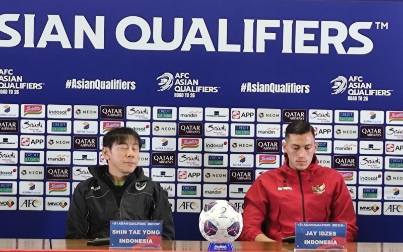 Kapten Timnas Indonesia, Jay Idzes dan pelatih Shin Tae Yong (Cikal Bintang/MNC Media)