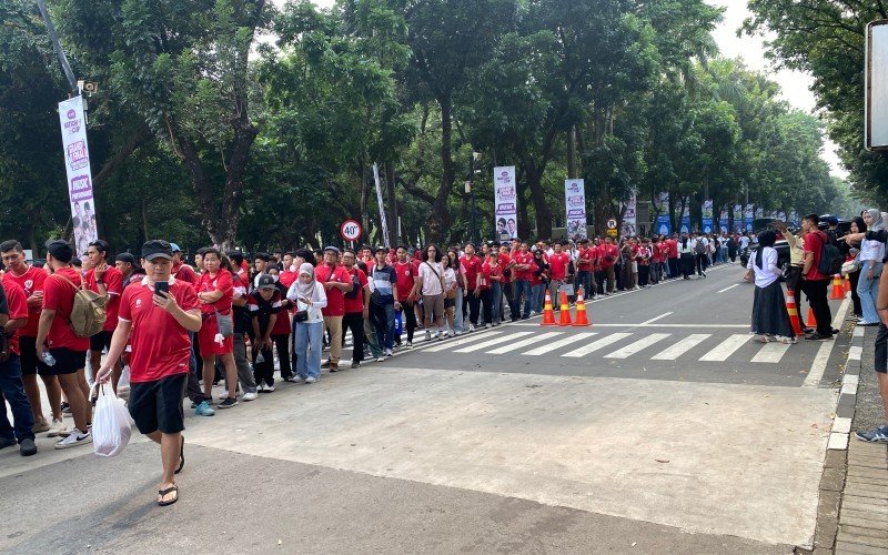 Antrean masuk Stadion Utama Gelora Bung Karno mulai mengular jelang pertandingan Timnas Indonesia melawan Jepang yang digelar hari ini. (Ari Sandita/MPI)