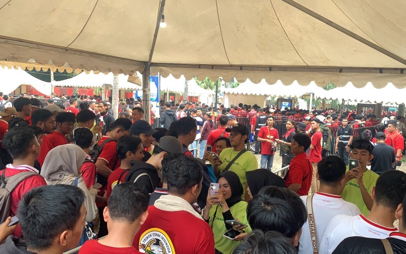 Pendukung Timnas Indonesia memadati Stadion Utama GBK, Senayan, Jakarta, jelang pertandingan Indonesia vs Jepang. (Andika Rachmansyah/MPI)