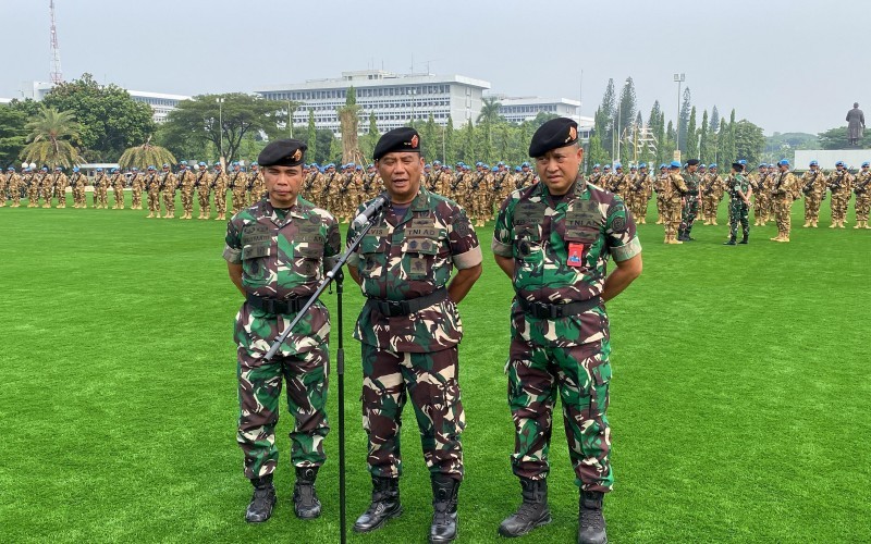 Wairjen TNI Mayjen TNI Alvis Anwar meminta prajurit TNI menggunakan ponsel secara bijak untuk terhindar judi online (Foto: Danandaya Arya Putra/MPI)