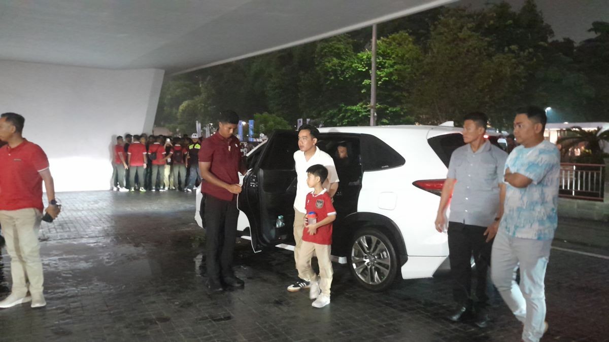 Gibran Tiba di GBK Bareng Jan Ethes, Siap Dukung Timnas Indonesia. (Foto: Andri/MNC Media)