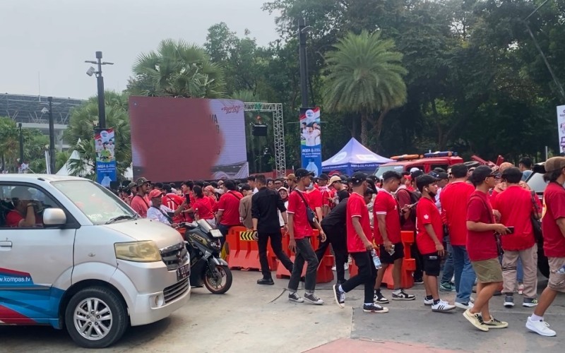 Pendukung Timnas Indonesia sudah mulai berdatangan di Stadion Utama Gelora Bung Karno jelang pertandingan Indonesia vs Jepang. (Ari Sandita/MPI)