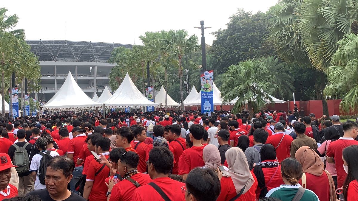 Lalu lintas di sekitar Stadion Utama Gelora Bung Karno (SUGBK) padat menjelang laga Timnas Indonesia vs Arab Saudi, Selasa (19/11/2024).