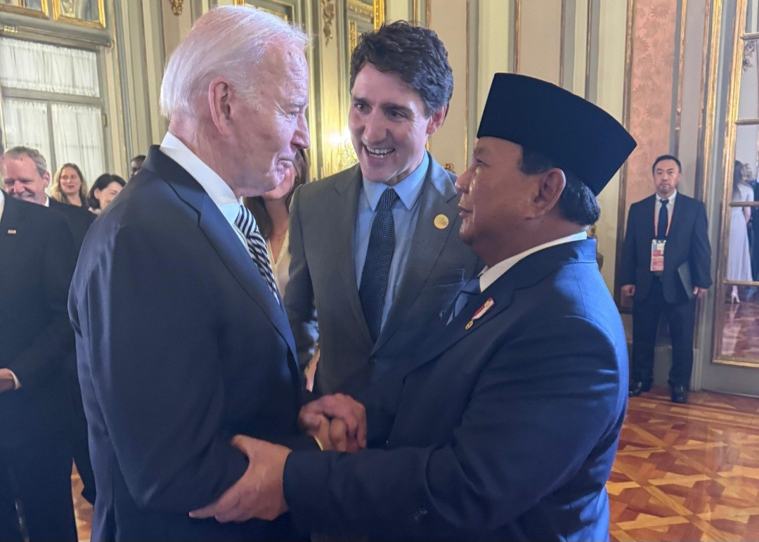 Presiden Prabowo Subianto berbincang dengan Presiden AS Joe Biden (kiri) dan juga PM Kanada Justin Trudeau (tengah) di Peru, Jumat (15/11/2024). (Foto: Ist.)