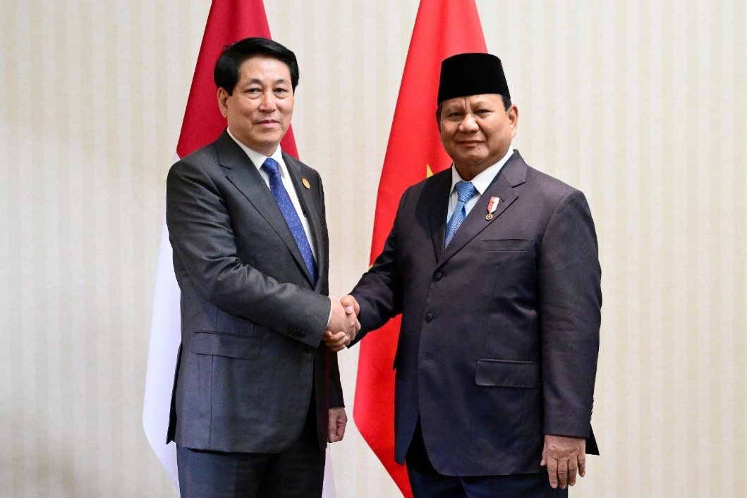 Presiden Prabowo Subianto (kanan) berjabat tangan dengan Presiden Vietnam, Luong Cuong (kiri), saat bertemu di Lima, Peru, Jumat (15/11/2024). (Foto: Setpres)