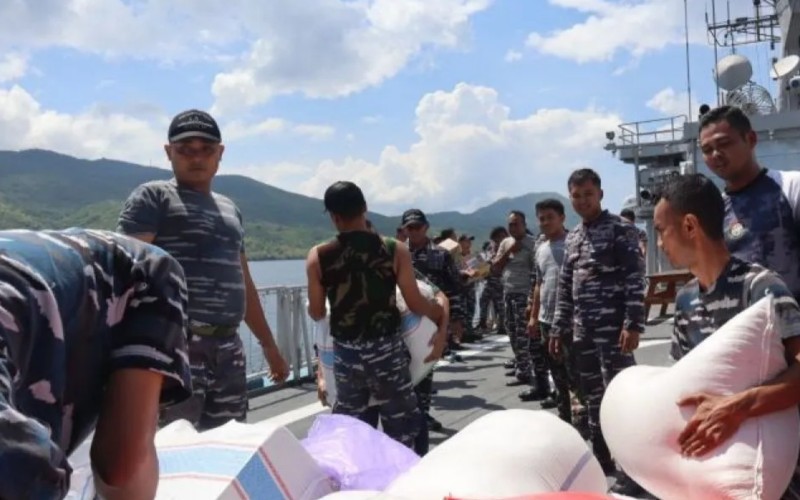 Bantuan untuk korban erupsi Gunung Lewotobi Laki-laki dari Labuan Bajo, Kabupaten Manggarai Barat, tiba di Pelabuhan Pelni Larantuka.