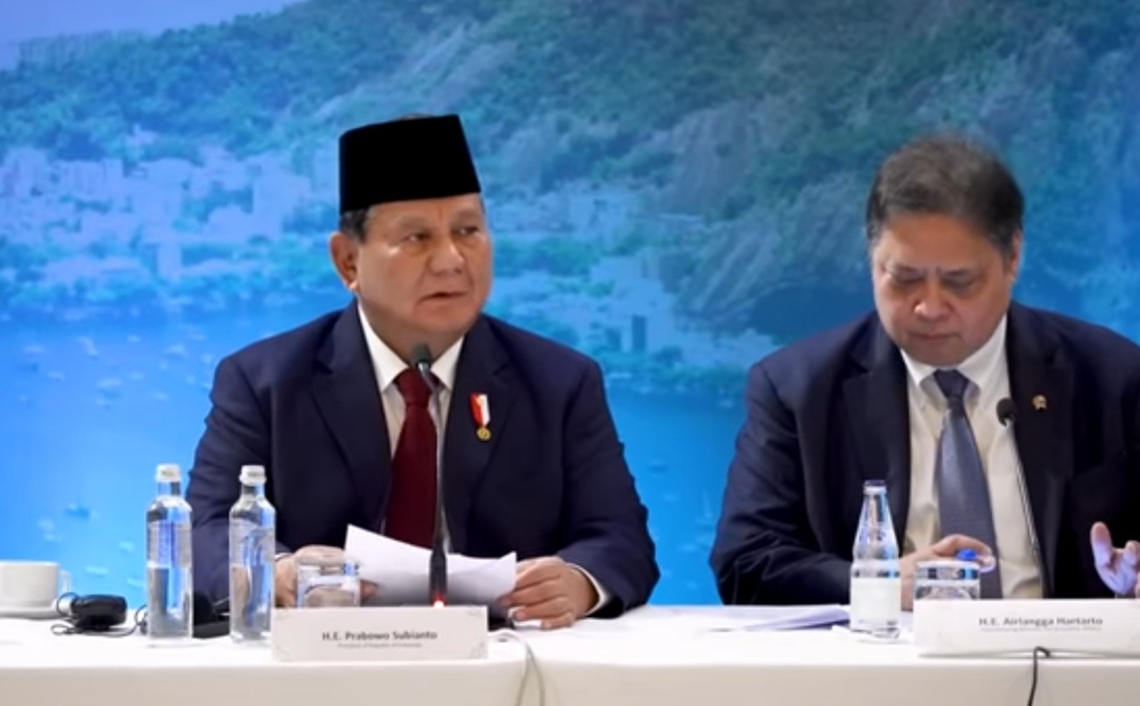 Presiden Prabowo Subianto (kiri) bersama Menko Perekonomian Airlangga Hartarto (kanan) menghadiri forum bisnis di Brasil, Minggu (17/11/2024). (Foto: Setpres)